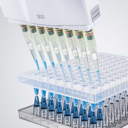 Universal tips – main product photo (e.g. tips being used on a 96-well plate)