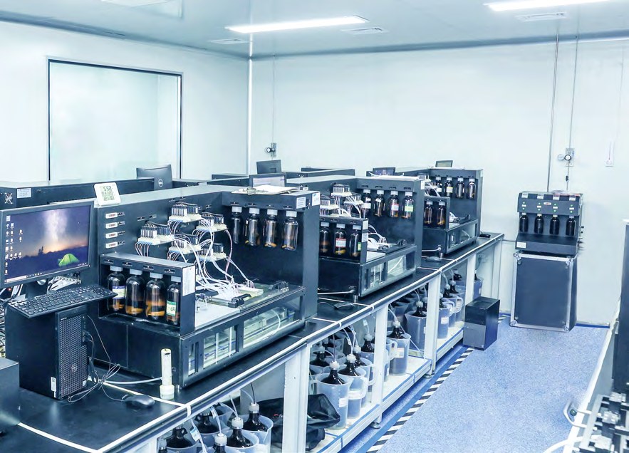 Laboratory with automated instruments (photo)
