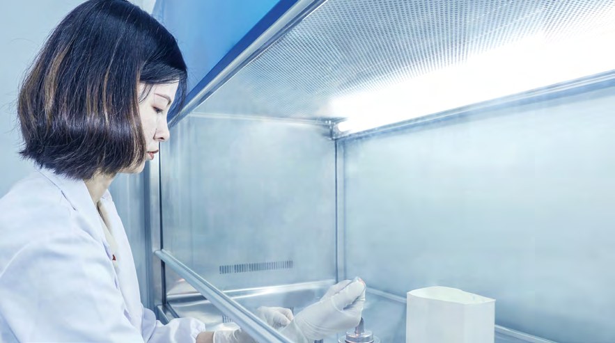 Technician working at a clean bench (photo)